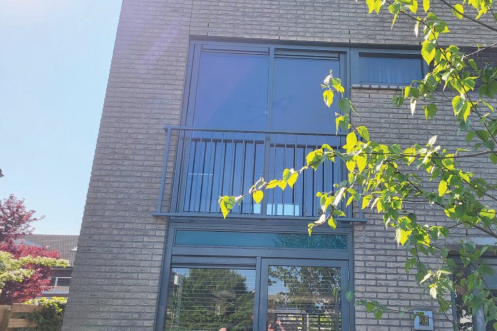 Een Frans balkon in een Amsterdams bovenhuis: veilig de ramen open (3)