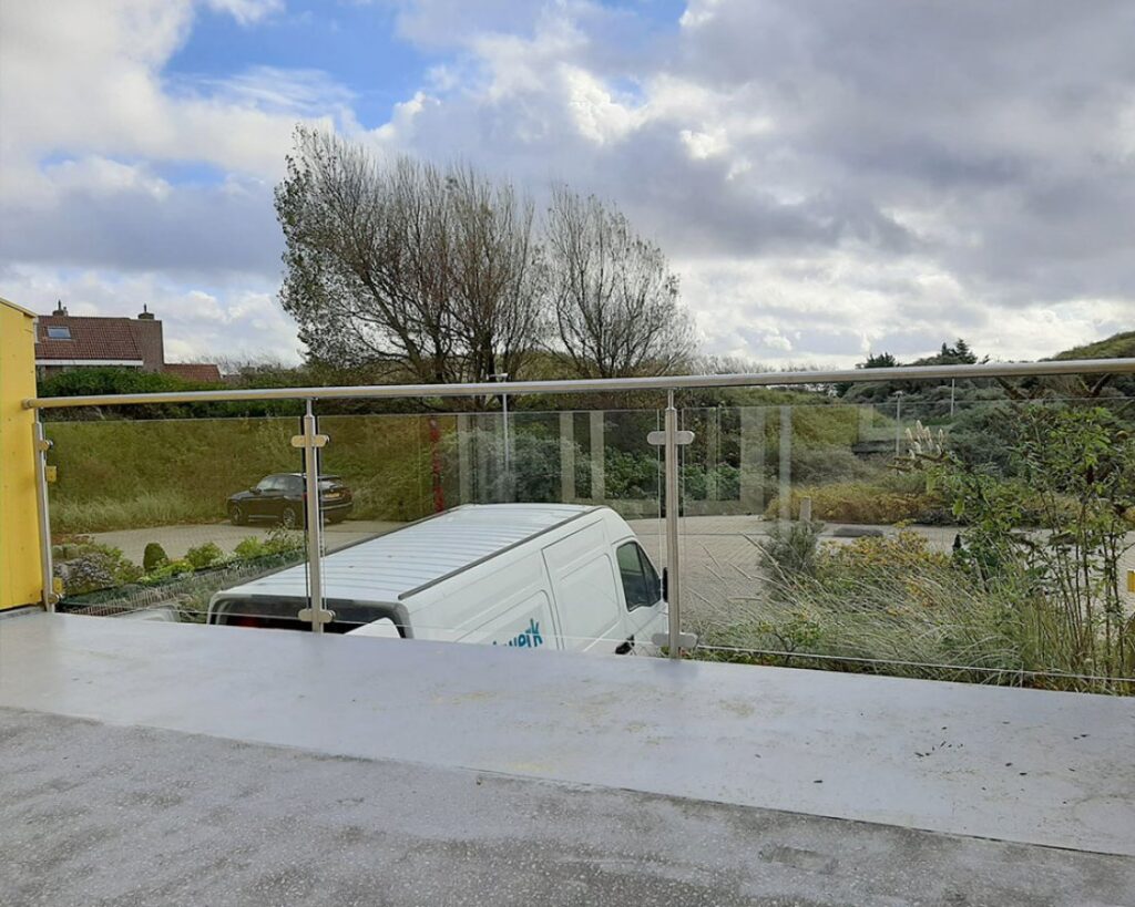 Glazen balustrade aan het IJ: wind, uitzicht en onderhoud (2)