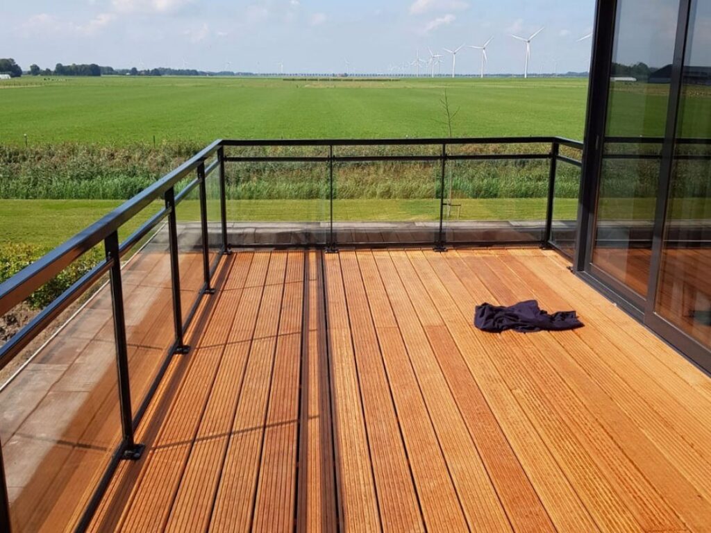 Glazen balustrade in Amsterdam (3)